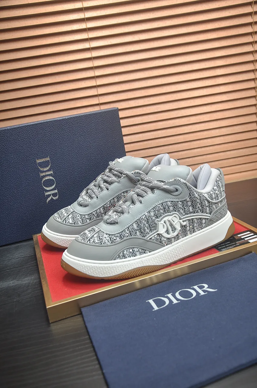 Men's men's shoes 💰: 800💶 (top original order) Brand: Dior (Dior) Standard code: Men's code 39-44 (45 customized) Grade: Same as the official website Material: Top original cowhide stitched together Original wear-resistant and lightweight outsole Style category: Fashionable casual shoes Distinguished luxury brand elements top luxury Color: Actual picture color